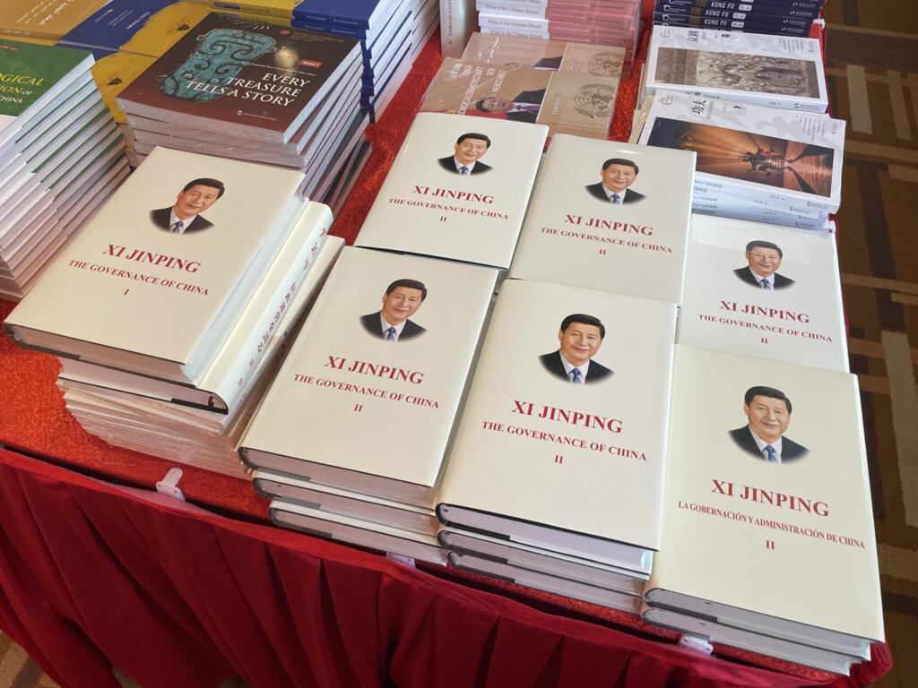 Les «grands livres blancs» de Xi Jinping au centre des médias du XXe Congrès du PCC.