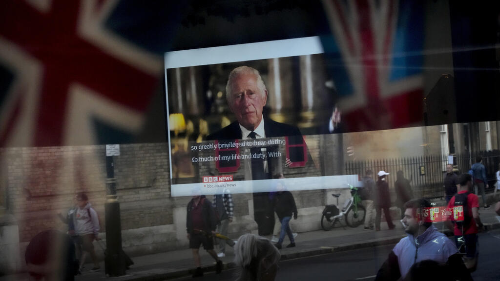 A última pesquisa de opinião do instituto Yougov mostra que 60% da população acreditam que Charles III venha fazendo um bom trabalho, contra 32% que acham que não.