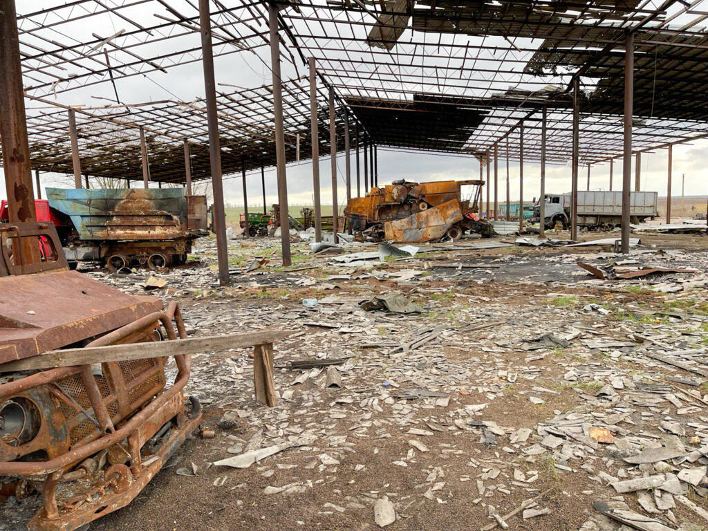 Le hangar qui contenait 5000 tonnes de blé le 24 février 2022. Il a été volé, tout comme plusieurs engins agricoles dont deux moissonneuses batteuses. Le reste a été détruit par les combats. Andrii évalue le préjudice à plus de 5 millions d’euros.