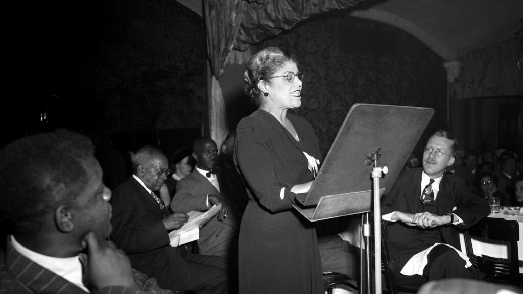 Eslanda Goode Robeson s'exprime à une conférence aux États-Unis, le 14 octobre 1948.