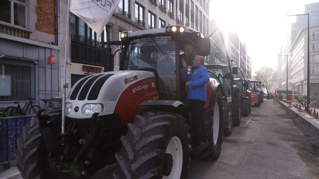 Des agriculteurs conduisent leurs tracteurs vers le quartier de l'Union européenne lors d'une manifestation d'agriculteurs à Bruxelles, le mercredi 13 novembre 2024.