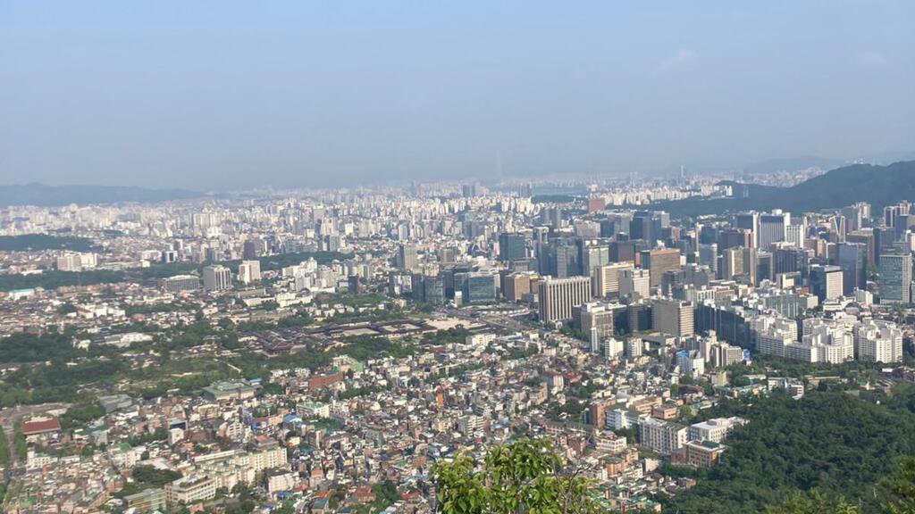 L’immensité de l’aire urbaine de Séoul et ses gratte-ciels à perte de vue dominent le paysage.