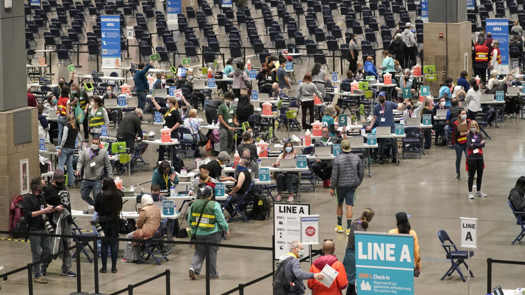 Centro de Convenções Lumen Field de Seattle, um dos vários locais dos Estados Unidos transformado em "vacinódromo" para agilizar a campanha de vacinação no país.