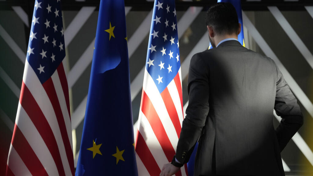 Steagurile UE și SUA la sediul Consiliului European din Bruxelles, 4 prilie 2023
