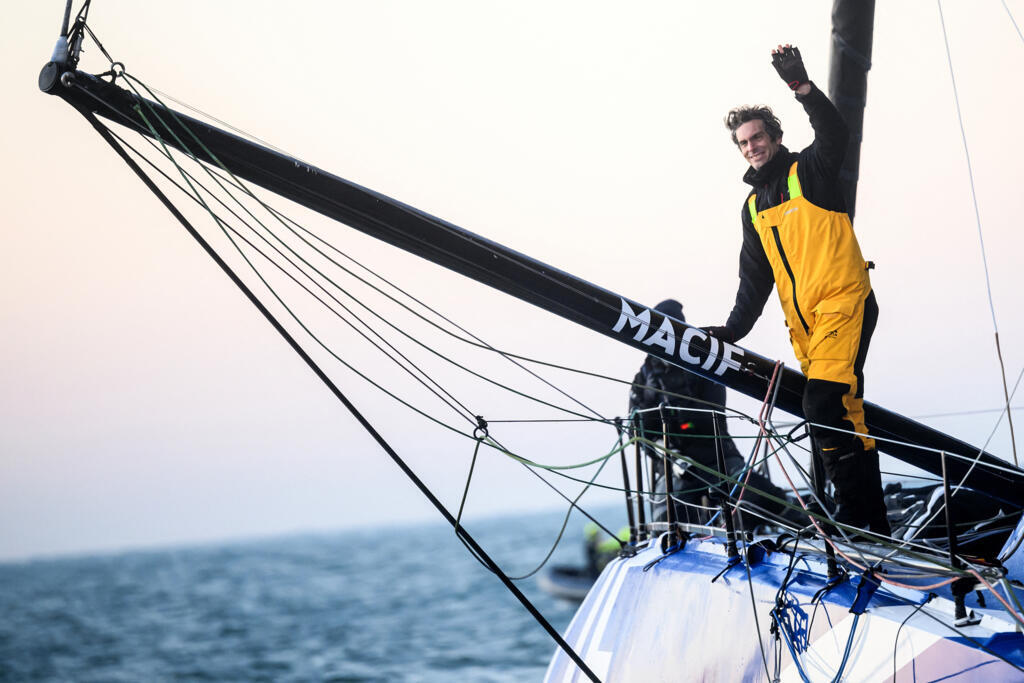 O francês Charlie Dalin vence a maior regata solo do mundo com tempo recorde.