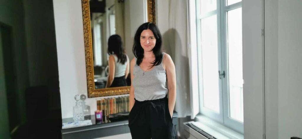 Carolina Bianchi recebeu a RFI Brasil no Festival de Avignon, onde estreia "A Noiva e o Bom Dia Cinderela".