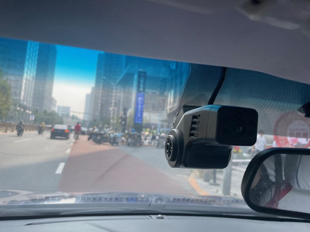 Dans les taxis, les caméras enregistrent ce qui se passent pendant la course. Gare si vous ne scannez pas votre pass sanitaire en montant dans le véhicule.