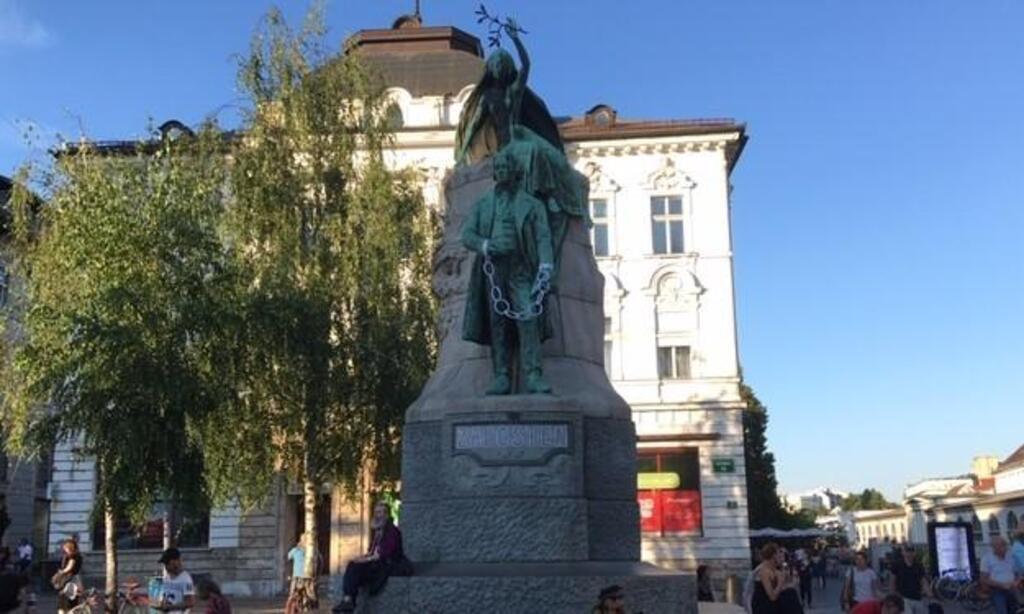 La statue menottée est celle du poète national PRESEREN, symbole de la presse muselée par le pouvoir.