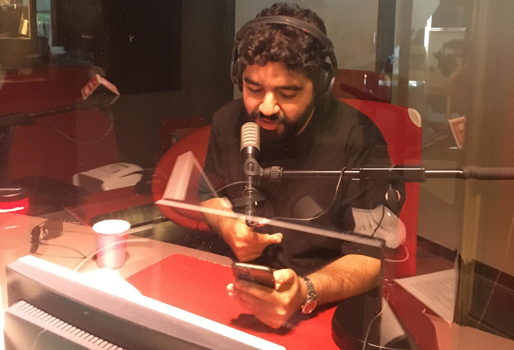 Alireza JJ en studio à RFI.
