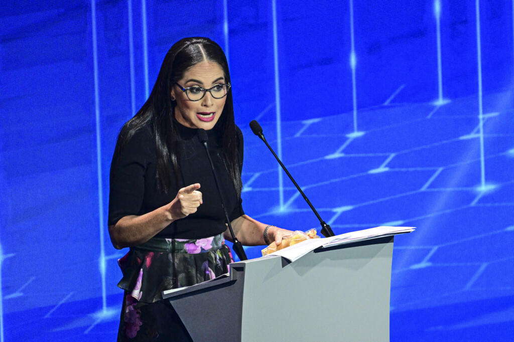 A candidata presidencial Zulay Rodriguez fala durante o primeiro debate presidencial na Cidade do Panamá, a 17 de abril de 2024.