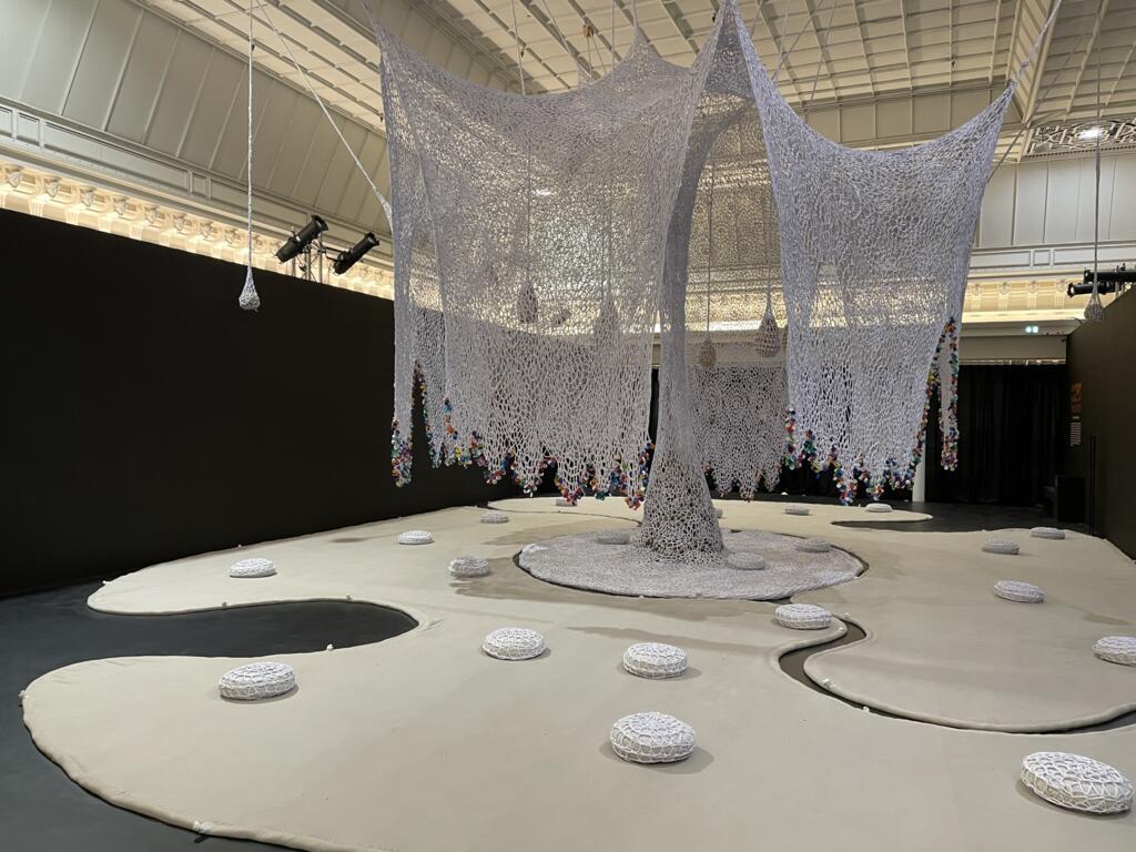 A árvore, escultura de crochê que faz parte da exposição Le La Serpent, que homenageia o artista brasileiro Ernesto Neto com suas instalações no tradicional Le Bon Marché de Paris.