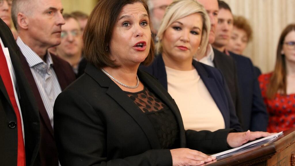 La cheffe du Sinn Fein Mary Lou McDonald (g) et la cheffe adjointe Michelle O'Neill au Parlement à Belfast, le 10 janvier 2020.