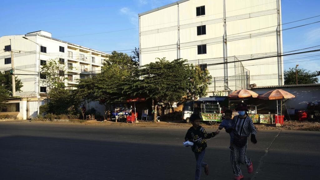 Một tòa nhà, nơi một số nạn nhân buôn người bị ép làm việc cho các tổ chức lừa đảo trực tuyến, Phnom Penh, Cam Bốt, ngày 09/02/2025.