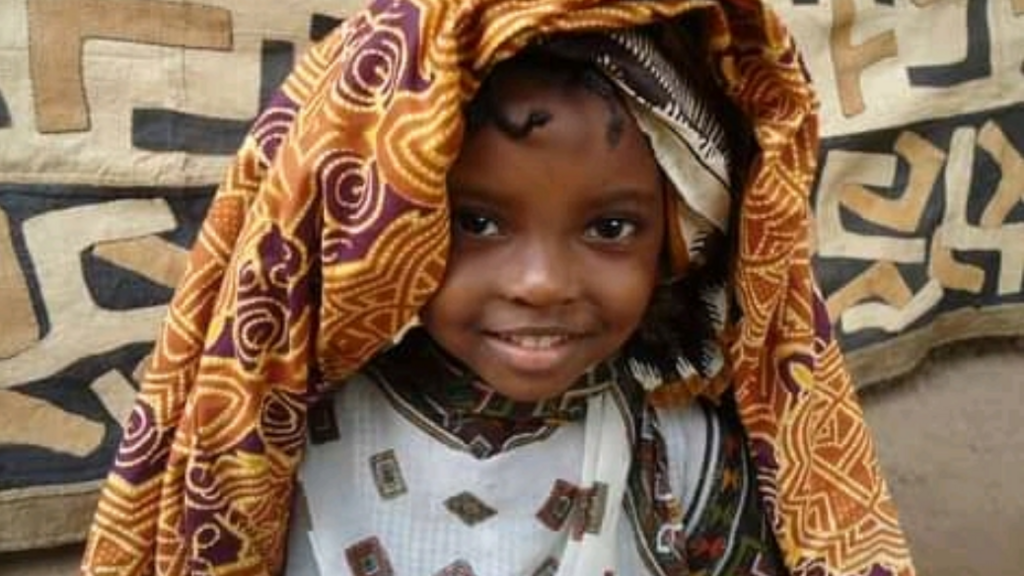 Petite fille portant un pagne Kuba, Kinshasa, RDC