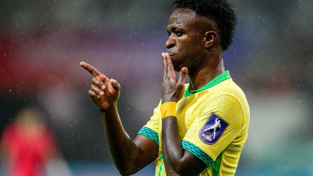 Vinícius Júnior comemora após marcar um gol na partida amistosa entre Brasil e Coreia do Sul, no World Cup Stadium, em Seul, em 10 de outubro de 2025.