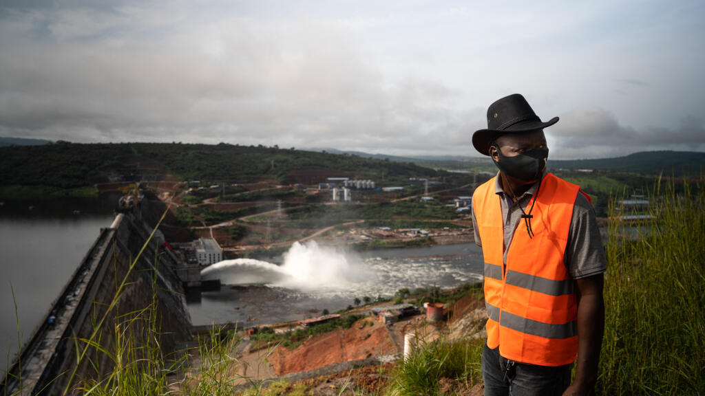 Le chef du département génie civil, Oury Dadi Diallo, se sent tout petit devant le spectacle du barrage Souapiti.