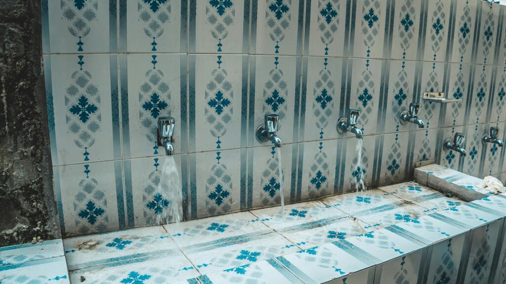 Les bains publics restent un espace d'hygiène précieux, en particulier pour les personnes en situation de précarité.