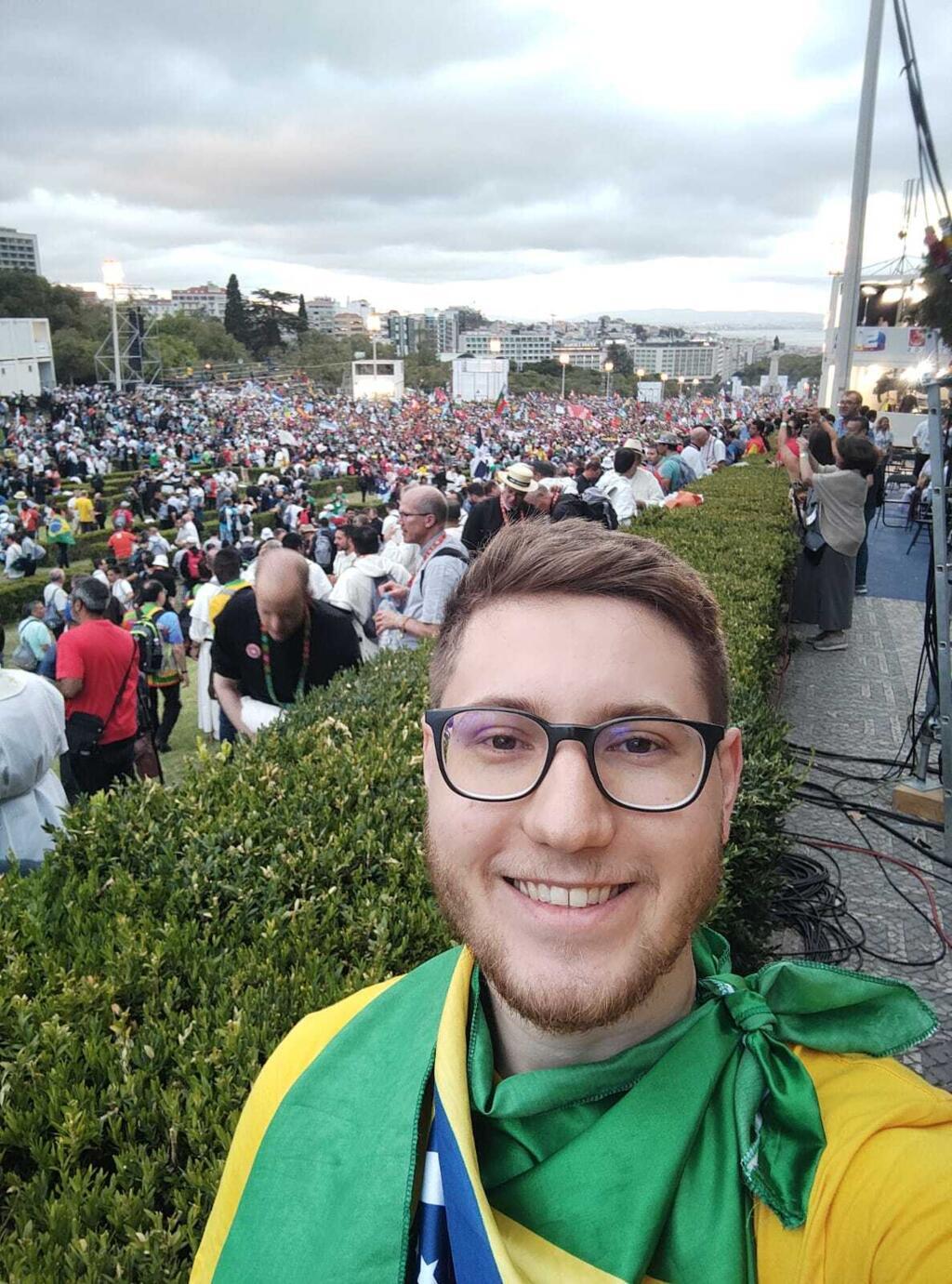 Felipe Lemos ajudando na organização da missa de abertura no parque Eduardo VII