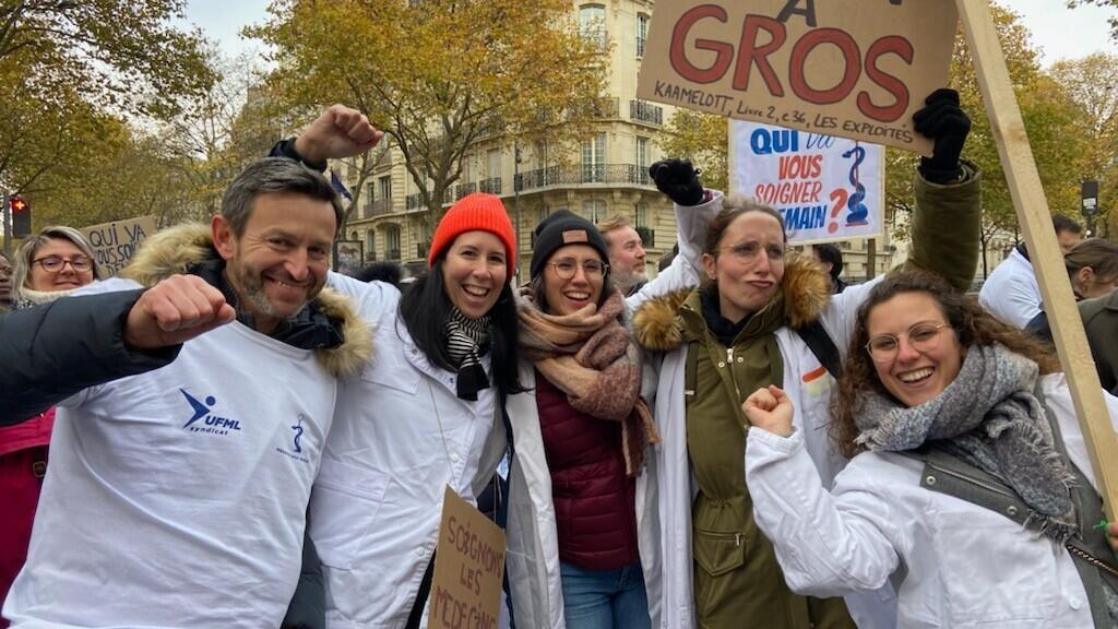 Manifestation des médecins en décembre 2022. Dr Clémence Richard, en 2e position en partant de la droite.