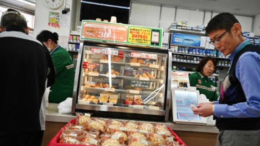 Clients japonais dans un konbini.