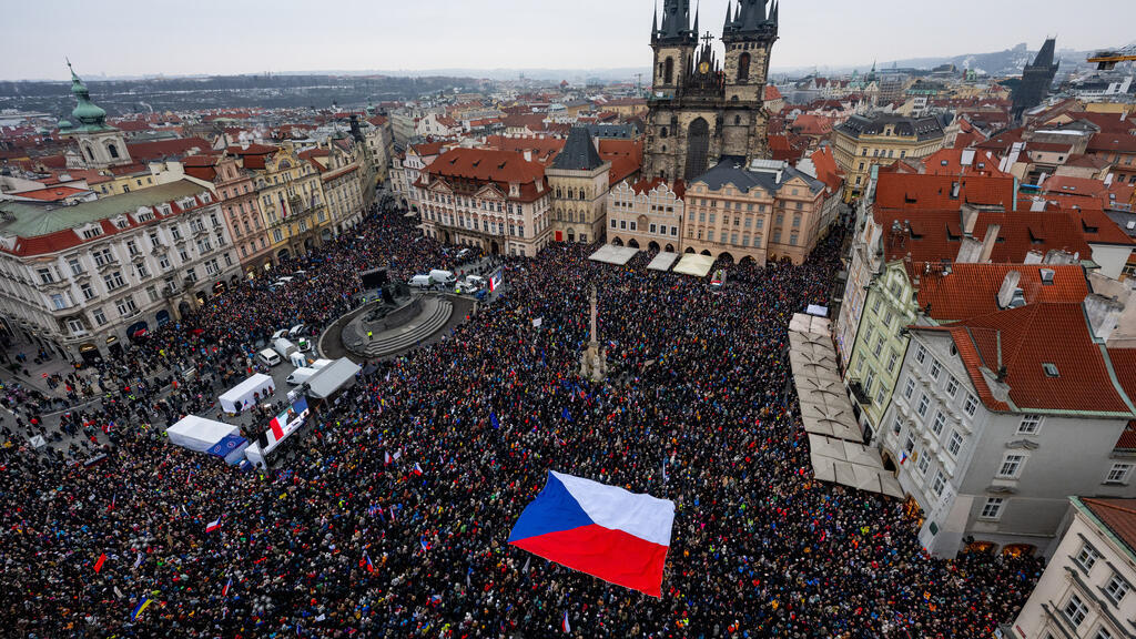 République tchèque: à Prague, une mobilisation massive en soutien au président Petr Pavel