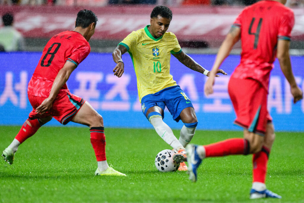 Rodrygo atuando no amistoso entre Brasil e Coreia do Sul, em Seul, em 10 de outubro de 2025