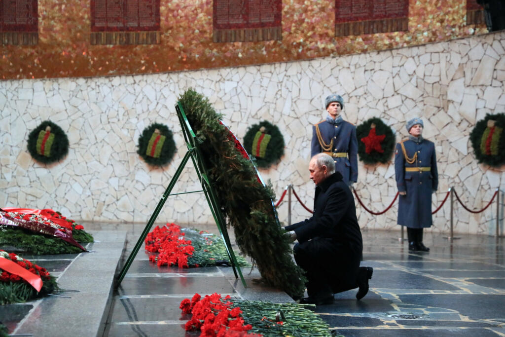 Le président russe Vladimir Poutine lors de la commémoration du 80e anniversaire de la bataille de Stalingrad, pendant la Seconde Guerre mondiale, au complexe commémoratif Mamayev Kurgan à Volgograd, en Russie, le 2 février 2023.