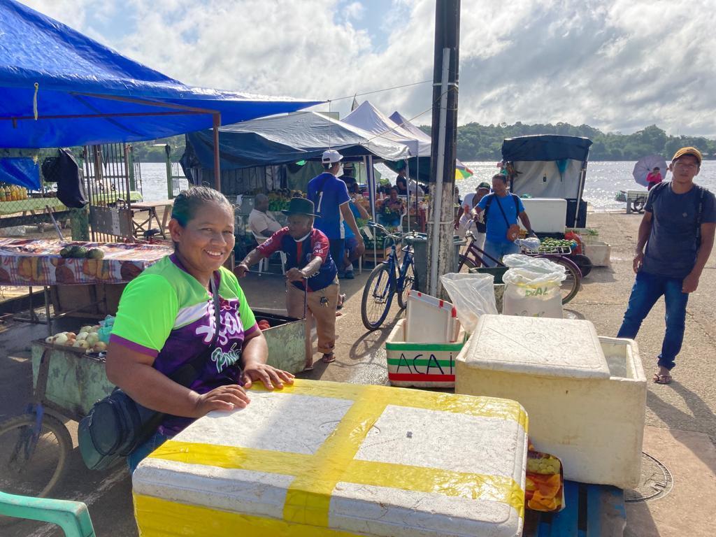 Deise era catraieira no rio Oiapoque a agora vende açaí na feira de Saint-Georges, na Guiana Francesa.