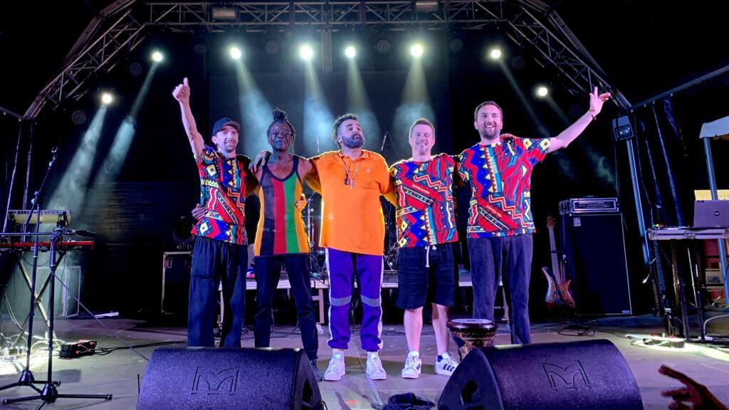 King Abid et son groupe le Mercedes Band à la fin du concert place Luis Camoraes à Praia, au Cap-Vert.