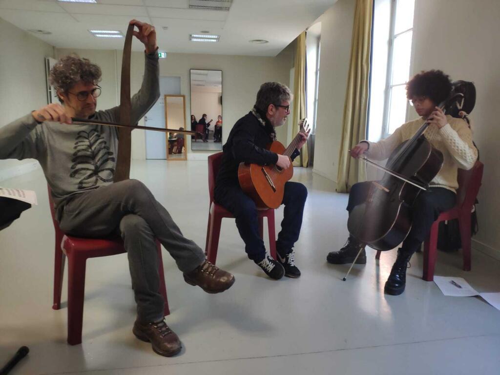 Oficina com a Cia Iliadahomero no Centro Cultural Centquatre, em Paris.