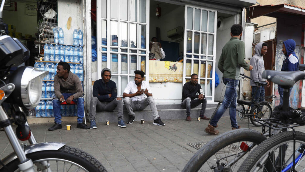 Des Érythréens sont assis dans la rue dans le quartier sud de la ville israélienne de Tel Aviv le 5 avril 2018.