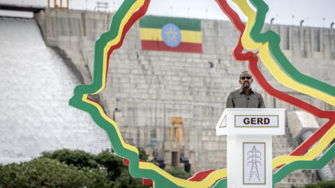Le Premier ministre éthiopien Abiy Ahmed prononçant son discours lors de la cérémonie d'inauguration officielle du Grand barrage de la Renaissance éthiopienne (GERD) à Guba, le 9 septembre 2025.