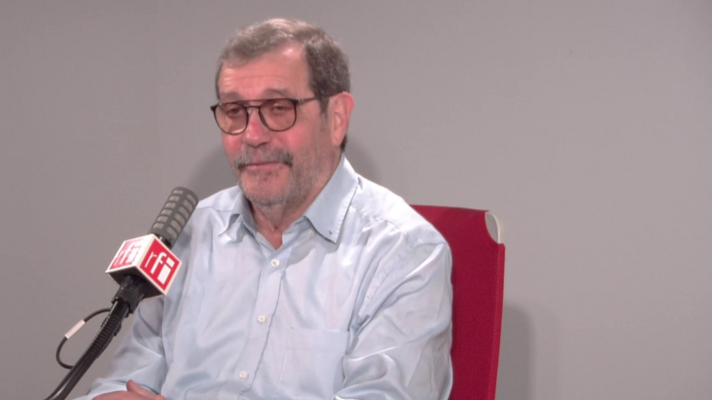 Alain Aspect, lauréat du prix Nobel de physique, dans le studio de RFI, le 13 octobre 2022.