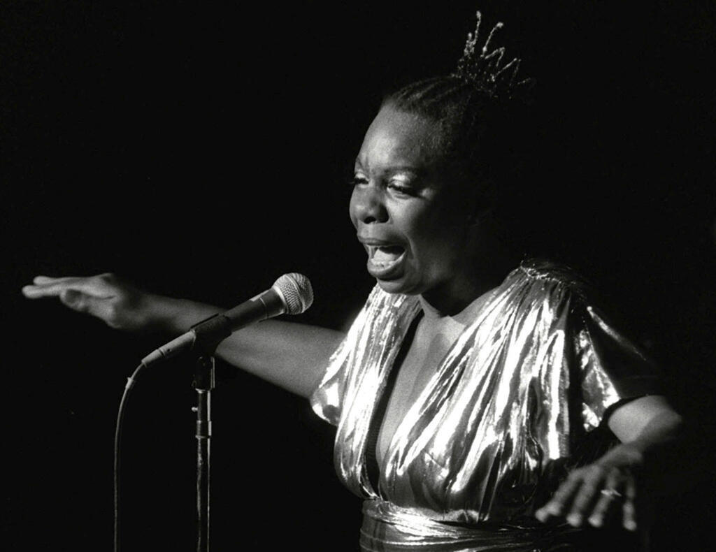 Sur cette photo d'archives du 27 juin 1985, Nina Simone se produit au Avery Fisher Hall à New York.
