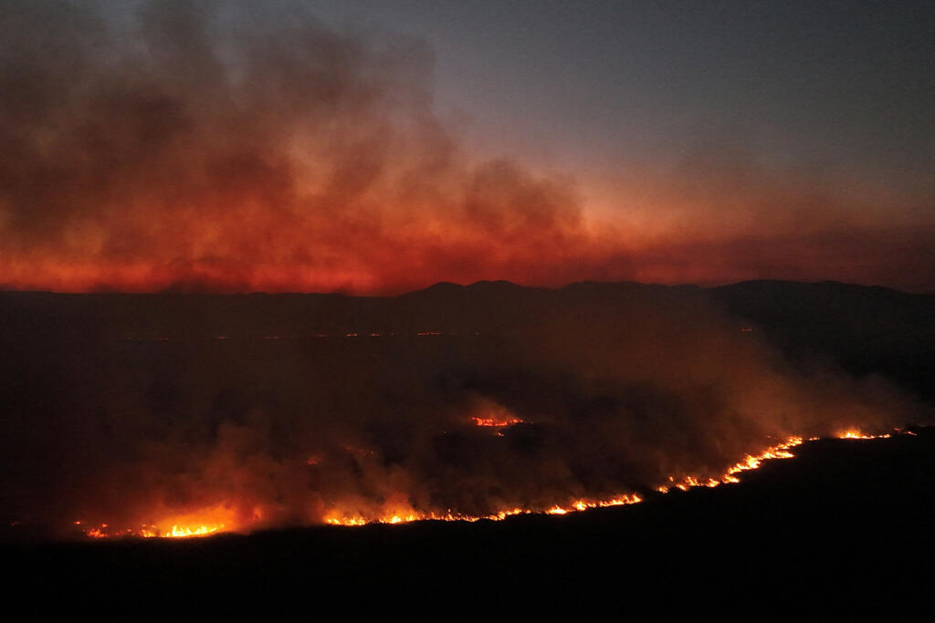 Imagem noturna feita por drone mostra fogo queimando em Corumbá, no Mato Grosso do Sul. (13/06/2024)