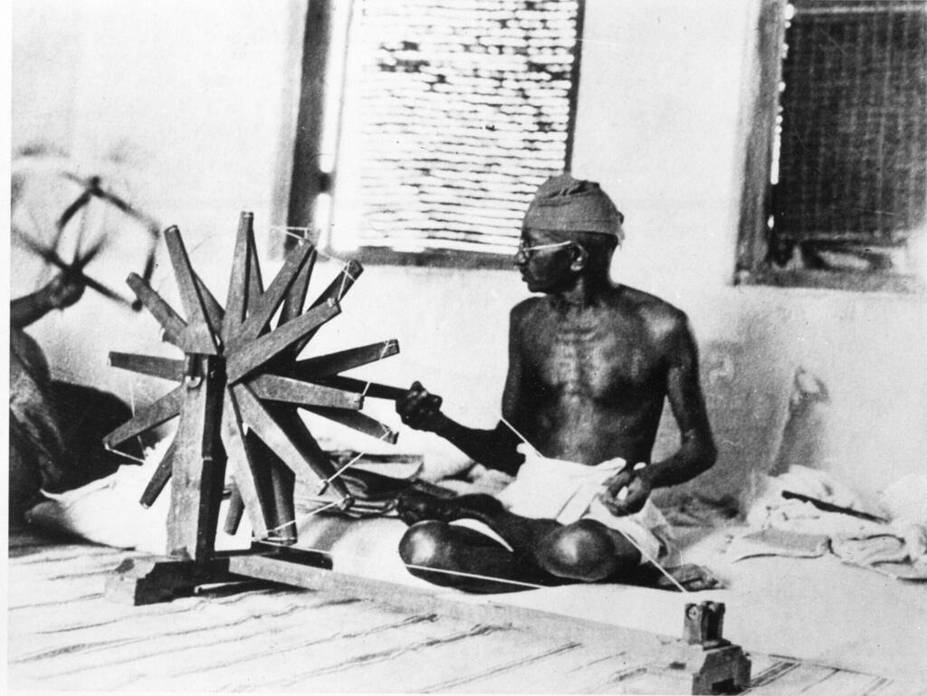 Mahatma Gandhi filant du coton sur son rouet à Ahmedabad, en Inde, 1931.