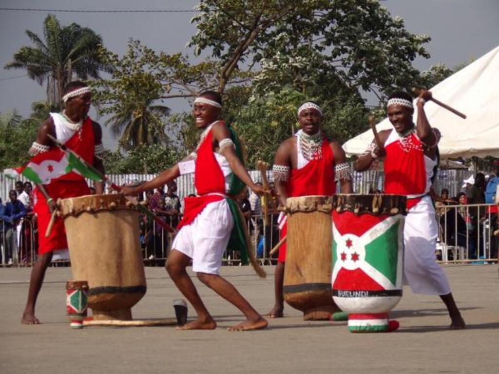 Danseurs venus du Burundi lors de la Parade d'ouverture du MASA festival.