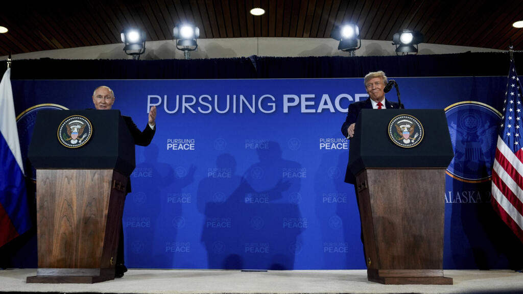 Le président Donald Trump écoute le président russe Vladimir Poutine lors d'une conférence de presse à la base interarmées Elmendorf-Richardson, le vendredi 15 août 2025, à Anchorage, en Alaska.