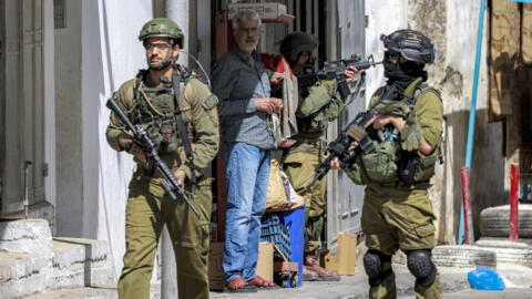 سربازان ارتش اسرائیل در جریان یک عملیات نظامی در یکی از محله‌های شهر نابلس در کرانه باختری اشغالی، ۵ اکتبر ۲۰۲۵