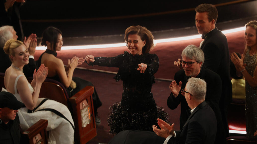 Fernanda Torres comemora quando o diretor Walter Salles ganha o Oscar de Melhor Longa-metragem Internacional por “Ainda Estou Aqui”, do Brasil, durante a cerimônia de entrega do 97º Oscar em Hollywood, Los Angeles, Califórnia, EUA, em 2 de março de 2025.