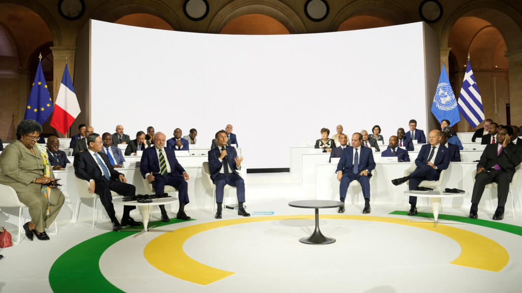 Le président français Emmanuel Macron, au centre, s'exprime tandis que d'autres dirigeants écoutent lors de la session de clôture du sommet du nouveau pacte financier mondial, à Paris le 23 juin 2023.