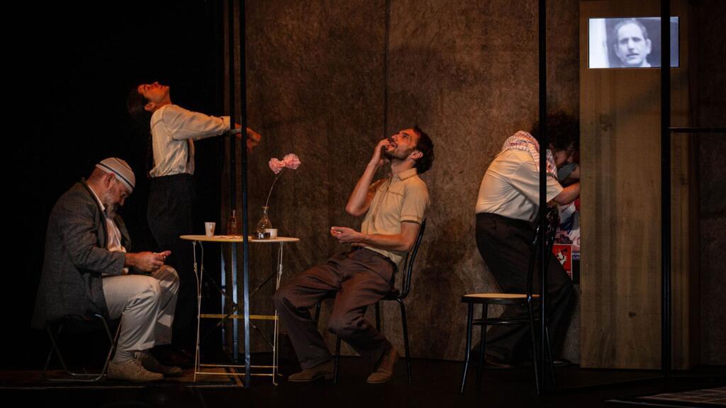 Extrait du spectacle «Le cadavre encerclé». 