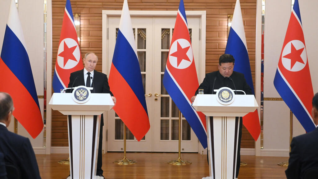 Le président russe Vladimir Poutine et le dirigeant nord-coréen Kim Jong-un lors de la conférence de presse à la suite de leurs entretiens à Pyongyang, en Corée du Nord, le 19 juin 2024.