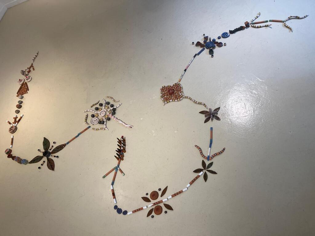 "Mulher Jibóia", 2024, de Kássia Borges Mytara, instalação presente na exposição "Encontro de Almas", em Paris.