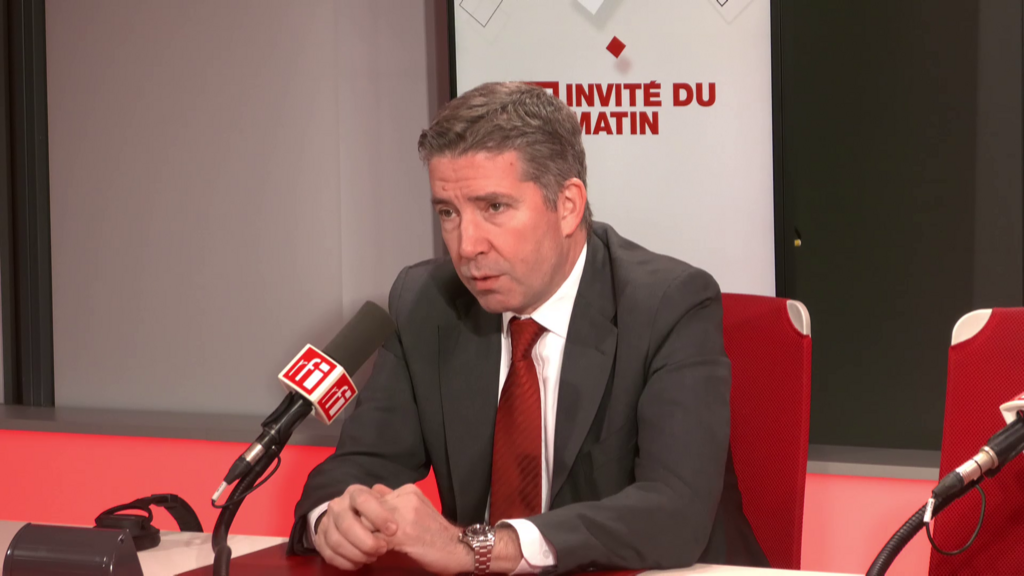 Ali Onaner, ambassadeur de Turquie en France, dans le studio de RFI, le 22 février 2023.
