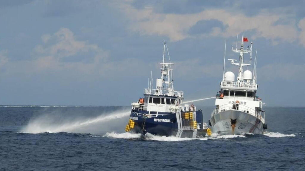 Một tàu của Lực lượng bảo vệ bờ biển Trung Quốc (P) sử dụng vòi rồng tấn công tàu BRP Datu Pagbuaya của Philippines, gần đảo Thị Tứ, do Philippines chiếm đóng ở Biển Đông, ngày 12/10/2025. Ảnh do Lực lượng bảo vệ bờ biển Philippines cung cấp.