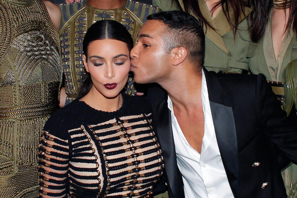 Le couturier Olivier Rousteing embrasse Kim Kardashian lors d'une séance photo avant la soirée Vogue, à Paris, le mercredi 9 juillet 2014.