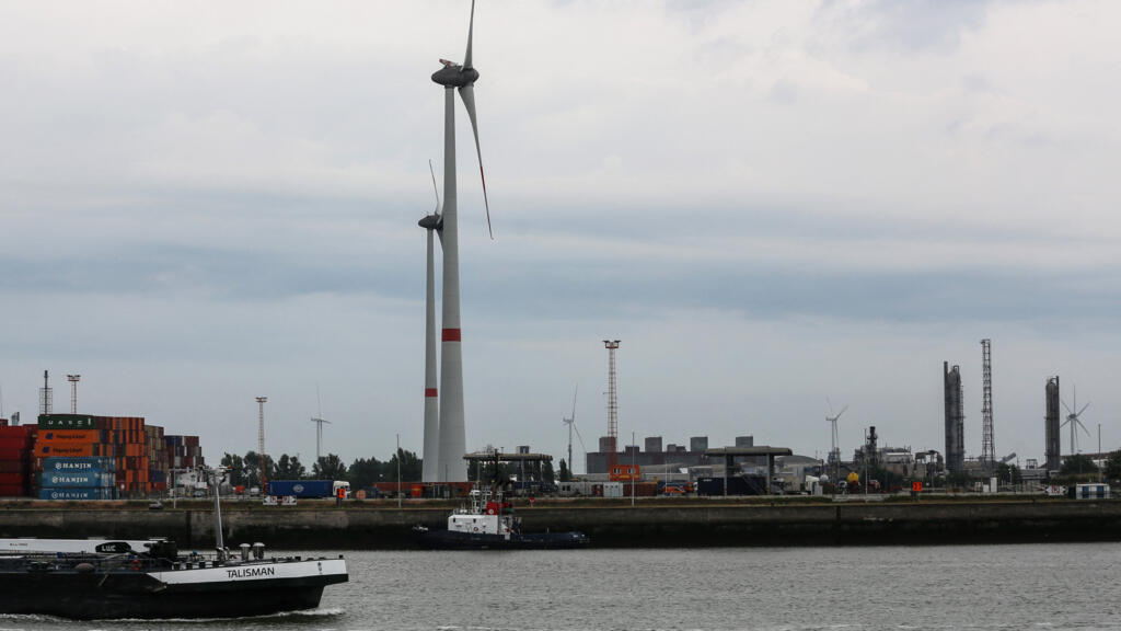 Un navire accoste dans le port d'Anvers, le 20 mai 2022.
