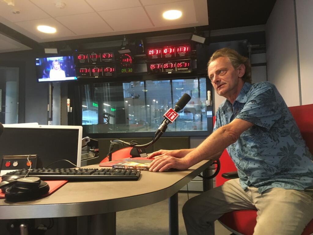Thierry Vincent dans les studios de RFI.