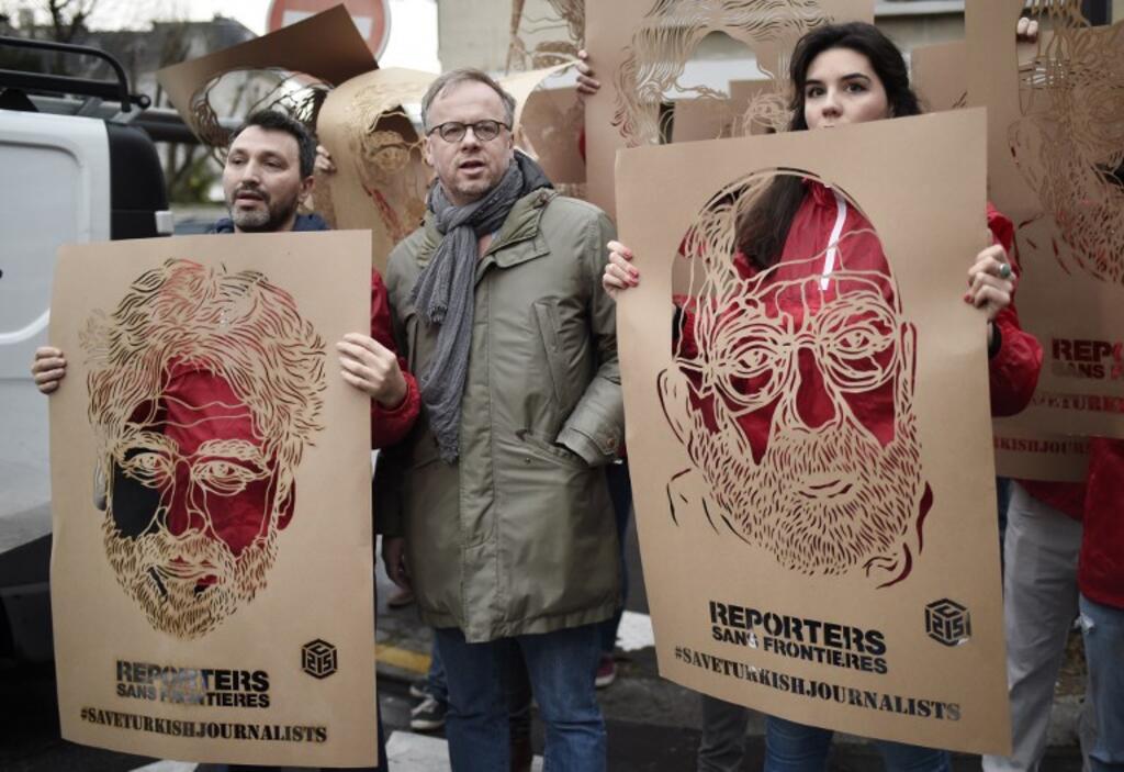Des membres de RSF brandissent des portraits de journalistes turcs emprisonnés dans leur pays, le 5 janvier 2018, devant l'ambassade de Turquie à Paris.